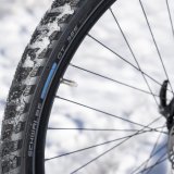 Mit angepasster Bereifung durch die wechslenden Jahreszeiten zu rollen ist auch für Radfahrer eine Frage der Sicherheit. Die Auswahkl an besonders wintertauglichen Reifen wächst.