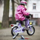 Fahrrad oder Vierrad? Wenn Kinder lernen sollen, auf ersterem zu fahren, gehören die Stützräder abmontiert, ohne wenn und aber. Wobei geübten Laufradfahrern der Umstieg aufs Fahrrad erfahrungsgemäß recht leicht fällt.
