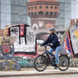 Frau fährt mit E-Bike durch Berlin