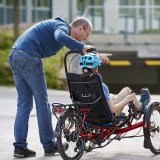 Ein Zusatzgriff ermöglicht es Begleitpersonen, Menschen mit Handicap beim Fahren auf dem Trike zu unterstützen.