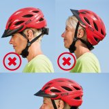 Der Fahrradhelm ist keine Mütze! Leider wird er oft wie eine solche getragen, wobei entweder die Stirn oder der Hinterkopf ungeschützt ist. 