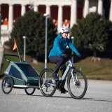 Auch ein sehr sportlich ausgelegtes Fahrrad kann Transportdienstleister sein: Anhänger machen es möglich. Dieser lässt sich zudem als Jogger nutzen.