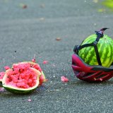 Geschmacklos, aber eindeutig: Wenn selbst eine Wassermelone derart vom Helmetragen profitiert, wie geht es dann erst unserem Kopf? 