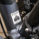 Seit Juli 2017 besteht eine gültige Norm für Pedelecs, also E-Bikes mit Unterstützung bis zu 25 km/h. Ihre Einhaltung wird zusammen mit dem CE-Kennzeichen auf dem Rahmen vermerkt.