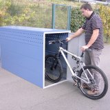 Nicht jeder will seinem Fahrrad dauerhaftes Draußenstehen zumuten. Ist im Haus kein Platz, bietet sich eine Parkbox als Alternative an. 