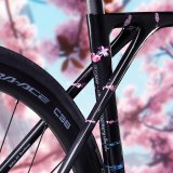 Details am schwarzen Rahmen eines Rennrads mit Blumendekoren.
