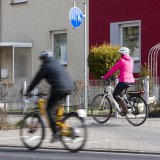 Neue Fahrzeuge - neue Regeln! Während Pedelecs bis 25 km/h wie Fahrräder den Radweg benutzen müssen, gehört die schnelle Klasse (S-Pedelecs, mit Versicherungskennzeichen) auf die Straße!