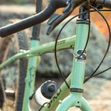 Schlanker Rennrad-Schick und derber Mountainbike-Charme gehen beim Gravelbike eine harmonische Verbindung ein. 