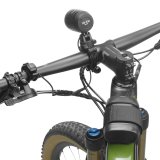 Blick auf einen Fahrradlenker mit einem Scheinwerfer, der per Kabel mit einem Akku am Rahmen verbunden ist.