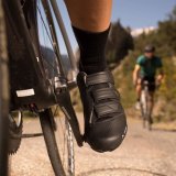 Rennrad-Schuhe für Klickpedale benötigen eine feste Sohle, um eine optimale Verbindung und Kraftübertragung zu gewährleisten. Auch eine gute Belüftung ist wichtig. Und dann kommt es natürlich entscheidend auf die Passform an.