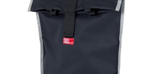 Als Zubehör-Spezialist für den urbanen Fahrradeinsatz bringt die Firma Fahrer Berlin die faltbare Immer-dabei-Gepäcktasche "Komplize" auf den Markt. Über ihre steife Rückwand kann sie per Klick-fix-Halterung am Gepäckträger befestigt werden. Material: PU-beschichtetes Recyling-Polyester. 