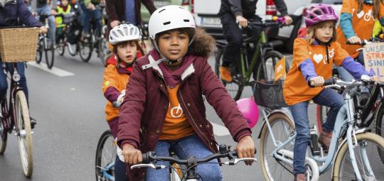 Kinder bei einer Fahrraddemonstration.