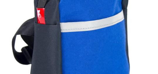 Eine pfiffige Radfahrer-Handtasche namens "Komplize" kommt von Accessoire-Spezialist Fahrer Berlin. Sie lässt sich am Lenker, Sattel oder Rahmenrohr befestigen, aber auch am Gürtel oder über der Schulter tragen. Material: recycelte Planen und Polyester aus recycelten PET-Flaschen.