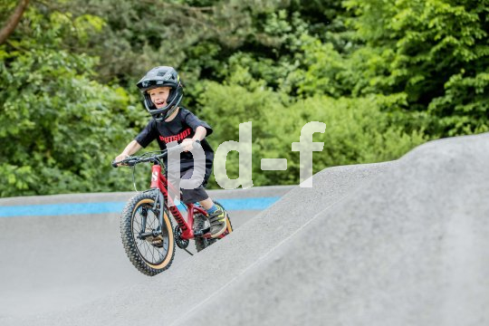 Kind fährt Mountainbike