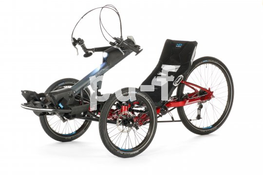 Ein Liegedreirad mit Handantrieb, einem großen Hinterrad und zwei kleineren Vorderrädern.