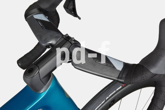 Detailansicht eines aerodynamisch geformten Carbonlenkers an einem Rennrad.