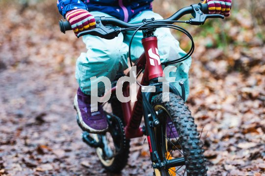 Kind auf Fahrrad im Wald