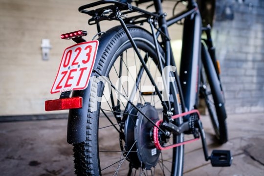 Ein rotes Kennzeichen am hinteren Schutzblech eines E-Bikes.