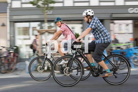 Leichtigkeit, Flexibilität und Umweltfreundlichkeit sind die großen Pluspunkte des Fahrrads in der Stadt. Kommunikativ ist das Fahren außerdem. 