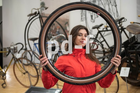 Frau schaut durch Fahrradreifen 
