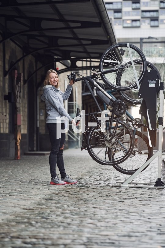 Platzsparend unterbringen kann man Fahrräder zum Beispiel mit dem "Velow Up", den WSM in Deutschland vertreibt. Hier hängt man das Vorderrad in einen haken und eine Gasdruckkartusche befördert es in die Vertikale.