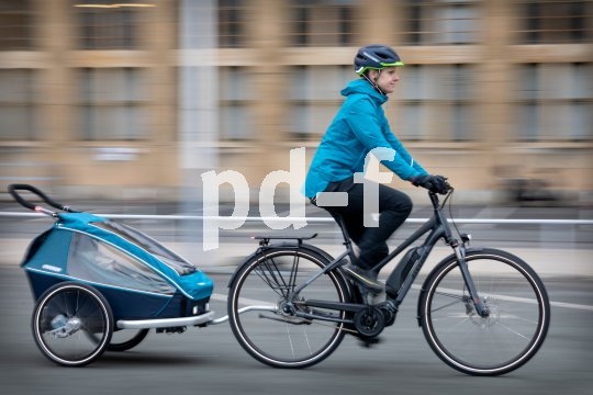 Urbane Familienmobilität heute: ein belastbares Fahrrad mit E-Unterstützung, ein leicht koppelbarer Anhänger, witterungsangepasste Kleidung. Here we go!