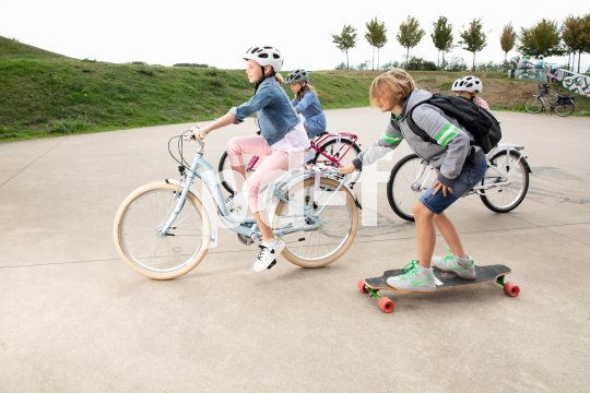 Kinder lieben es, ihren Bewegungsradius zu erweitern. Balance- und Geschwindigkeitserlebnis motovieren stets aufs Neue. Ein passender Helm ist allerdings immer zu empfehlen.