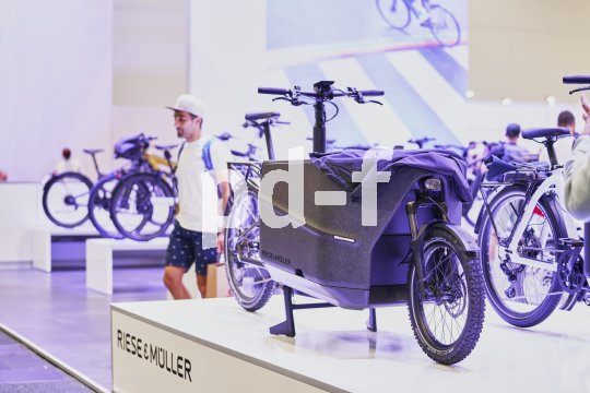 Ein Lastenrad auf einem Messestand der Firma Riese & Müller.