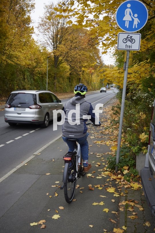 An Gefahrenpunkten können Gehwege für Radfahrende frei gegeben werden.