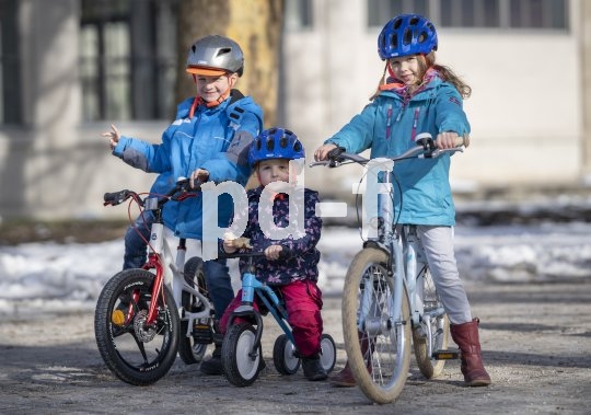 Für Kinder aller Größen findet sich mittlerweile das richtige Fahrzeug - vom Laufrädchen für erste Balancierversuche über sportliche Spielräder bis hin zum ersten Straßenrad für Schulanfänger. 
