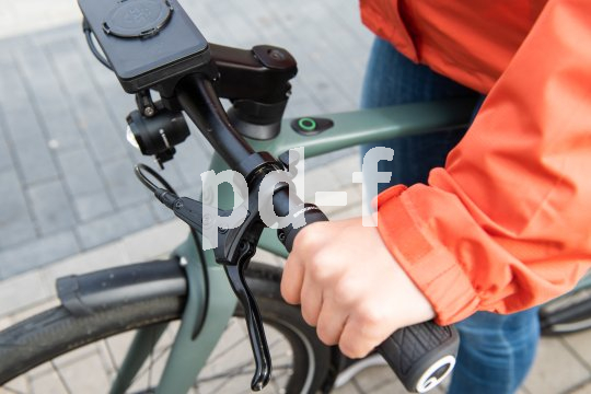 Ansicht des Lenkers eines Fahrrads mit einer Hand am Griff.