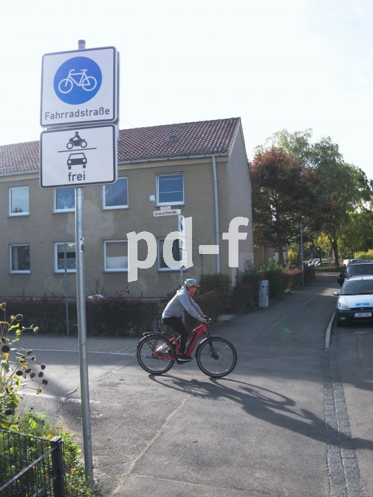 Die Beschilderung ist eindeutig: Dies ist eine Fahrradstraße, Motorräder und Autos dürfen sie aber ebenfalls benutzen.