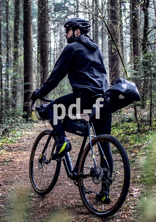 enker-, Rahmen- und Satteltasche sind die Grundausstattung für den Gepäcktransport beim Bikepacking. Hier die Modellreihe "Limited Edition Bikepacking" des Packtaschenspezialisten Ortlieb.