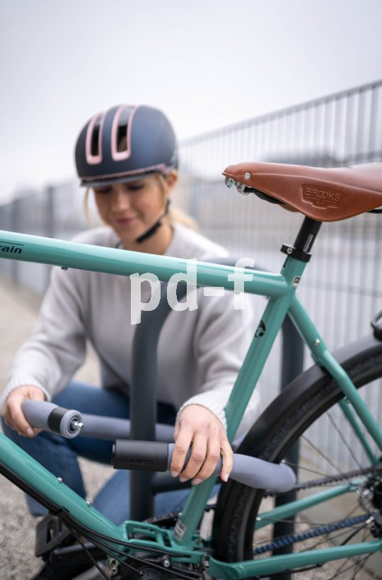 Frau schließt Fahrrad an