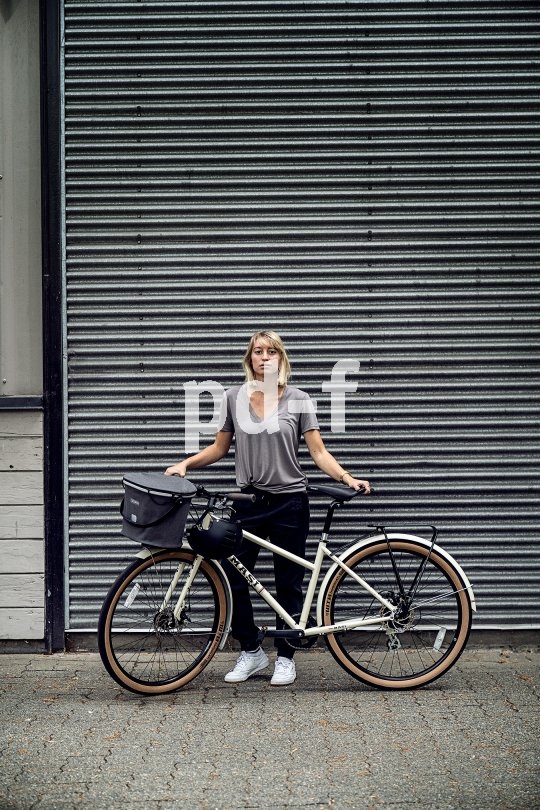 Ein erfolgreiches Konzept neu interpretiert: Hersteller Ortlieb bringt mit dem Modell "Uptown" einen wasserdichten, verschließbaren Fahrradkorb für das City-Bike auf den Markt. Der Rahmen besteht aus Aluminium, Füße aus Kunststoff sorgen für einen guten Stand beim Einkauf.