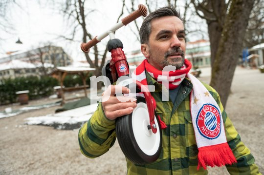 Kinderfahrzeug in FC Bayern Design