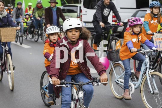 Kinder bei einer Fahrraddemonstration.