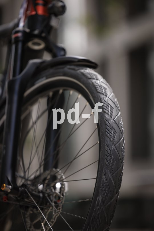 Das Profil eines Fahrradreifens, montiert am Vorderrad.