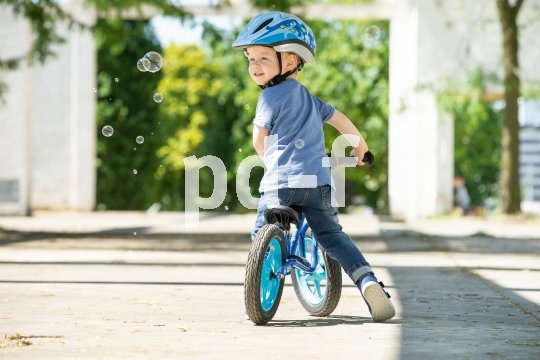 Wenn der Helm gut passt, schränkt er die Bewegungsmöglichkeiten des Kindes nicht ein. Nur dann wird er auch gern getragen.