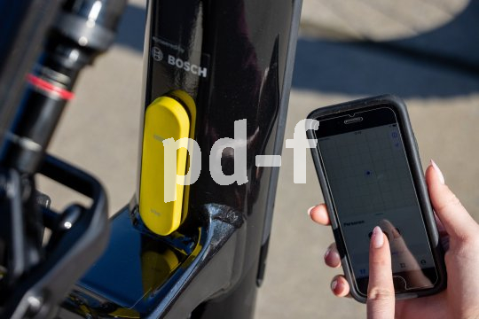 Smartphone mit GPS-Sensor an E-Bike