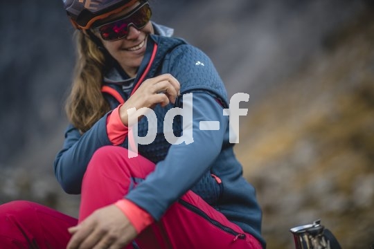 Eine Radfahrerin zeigt das Firmenlogo von Vaude auf dem Ärmel ihrer Jacke.