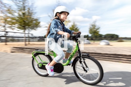 Wenn Rad und Helm gut passen, fällt der Einstieg in das Radfahren leicht und der Fahrspaß ist fast garantiert.