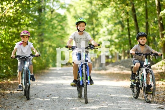 Gemeinsam macht mehr Spaß - das gilt auch für Kinder und die ersten Radtouren. Wenn die Räder in der Größe gut passen, sind die Kleinen erstaunlich munter unterwegs.