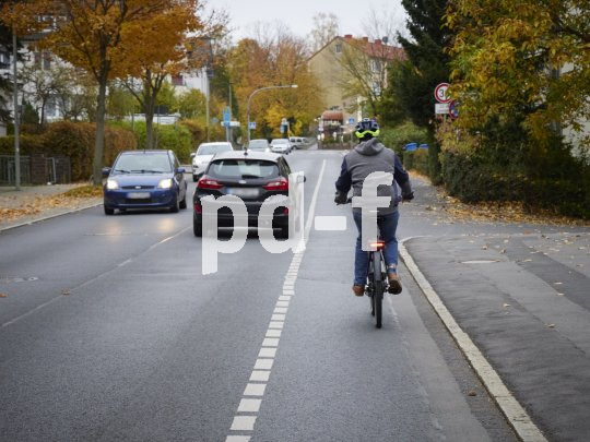 Auf speziellen Schutzstreifen können Radfahrende sicher unterwegs sein - Autos müssen hier den erforderlichen Mindestabstand von 1,5 Metern einhalten.