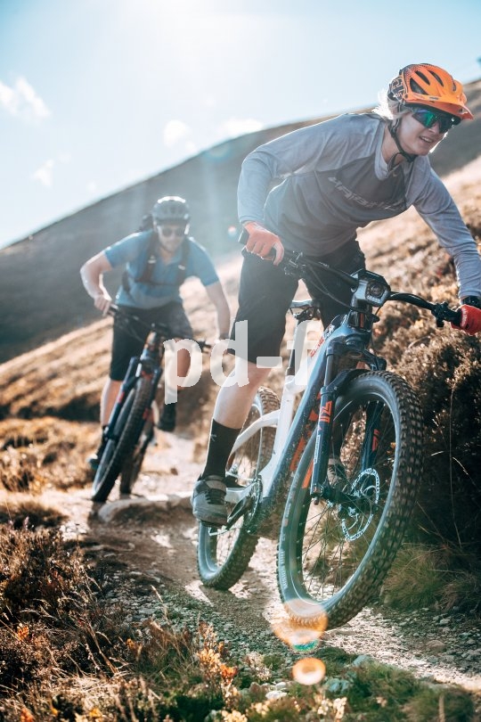 Zu zweit auf leistungsfähigen Bikes den Trail-Flow genießen - was könnte schöner sein, im Sommer, in den Bergen?