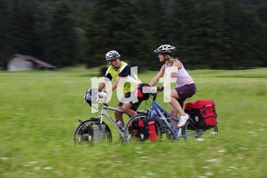 Mit den richtigen Taschen lässt sich ein regelrechter Radreise-Haushalt auf zwei Fahrräder verteilen. 