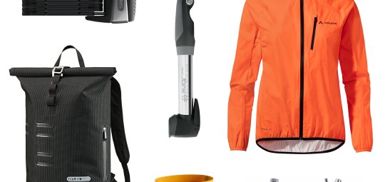 Das Wichtigeste an Ausrüstung für Fahrradpendler: Kopfschutz (hier: Airbag-Halstuch), wetterfeste Jacke, Hosenbeinklammer, Luftpumpe und Mini-Tool, Schloss und regendichte Tasche.