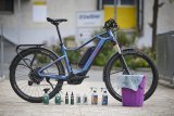 E-Bike mit diversen Reinigungsmitteln