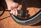 Beim Aufpumpen mithilfe einer Minipumpe ist es sinnvoll, das Rad vorher so zu drehen, dass das Ventil unten steht. So lässt sich die Pumpe nach unten drücken und das unvermeidliche Hin und Her bringt das Fahrrad nicht ins Wanken.