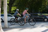 Autos stehen, Fahrräder fahren - die pedalgetriebene Fortbewegung schneidet in unseren Städten immer besser ab.